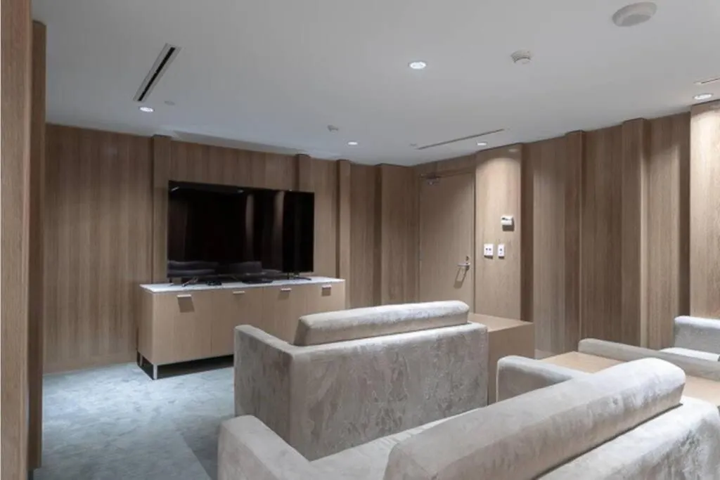 Luxury Suite With Private Patio In Downtown Toronto Apartment