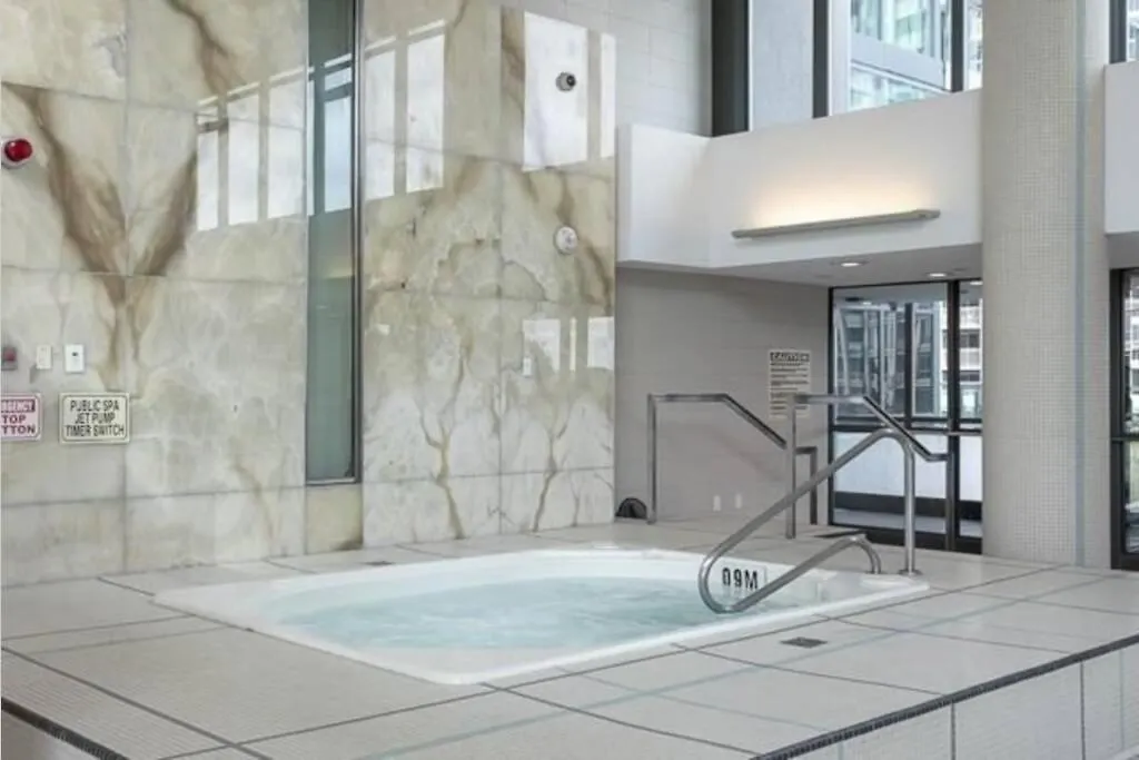Apartment Luxury Suite With Private Patio In Downtown Toronto