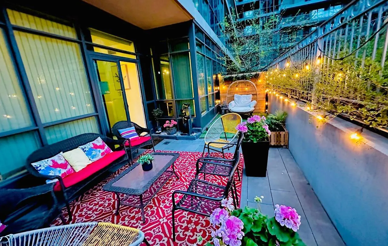 Luxury Suite With Private Patio In Downtown Toronto Apartment
