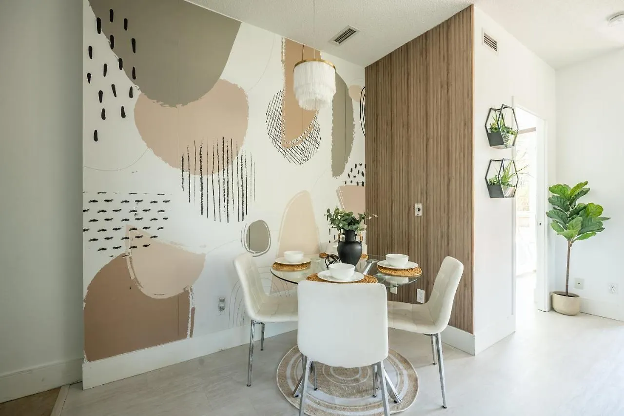 Luxury Suite With Private Patio In Downtown Toronto Apartment