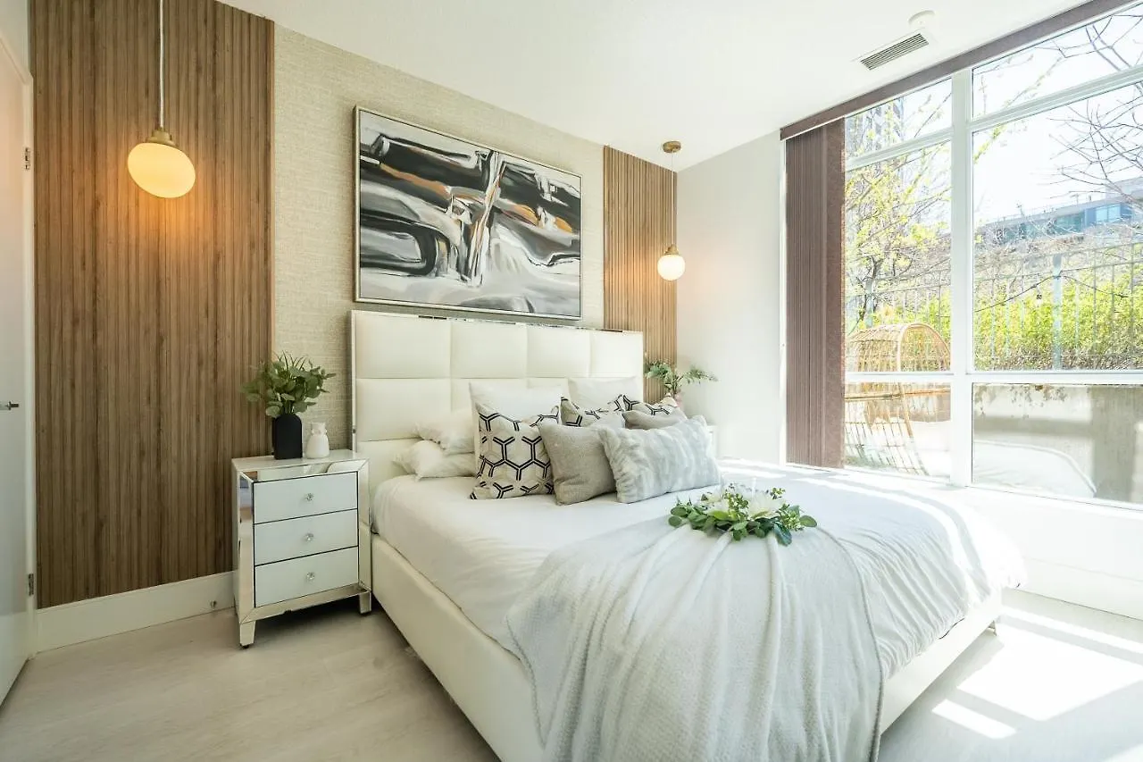 Apartment Luxury Suite With Private Patio In Downtown Toronto Canada