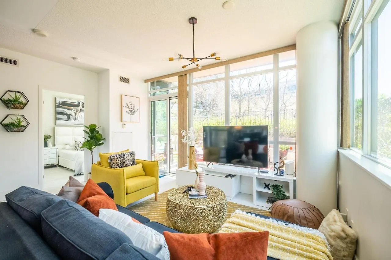 Luxury Suite With Private Patio In Downtown Toronto Apartment