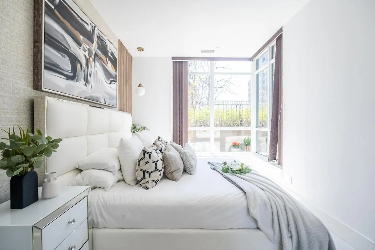 Apartment Luxury Suite With Private Patio In Downtown Toronto