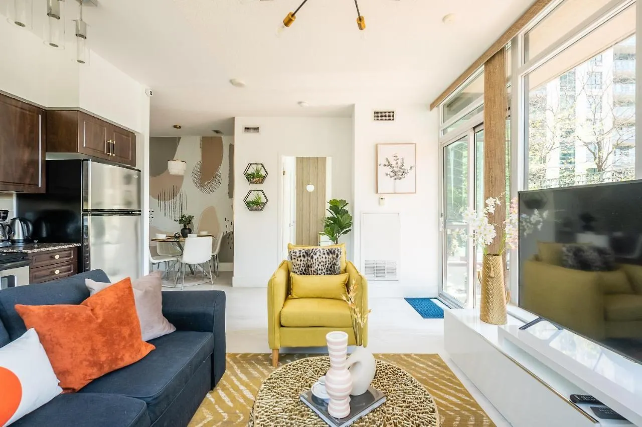 Apartment Luxury Suite With Private Patio In Downtown Toronto