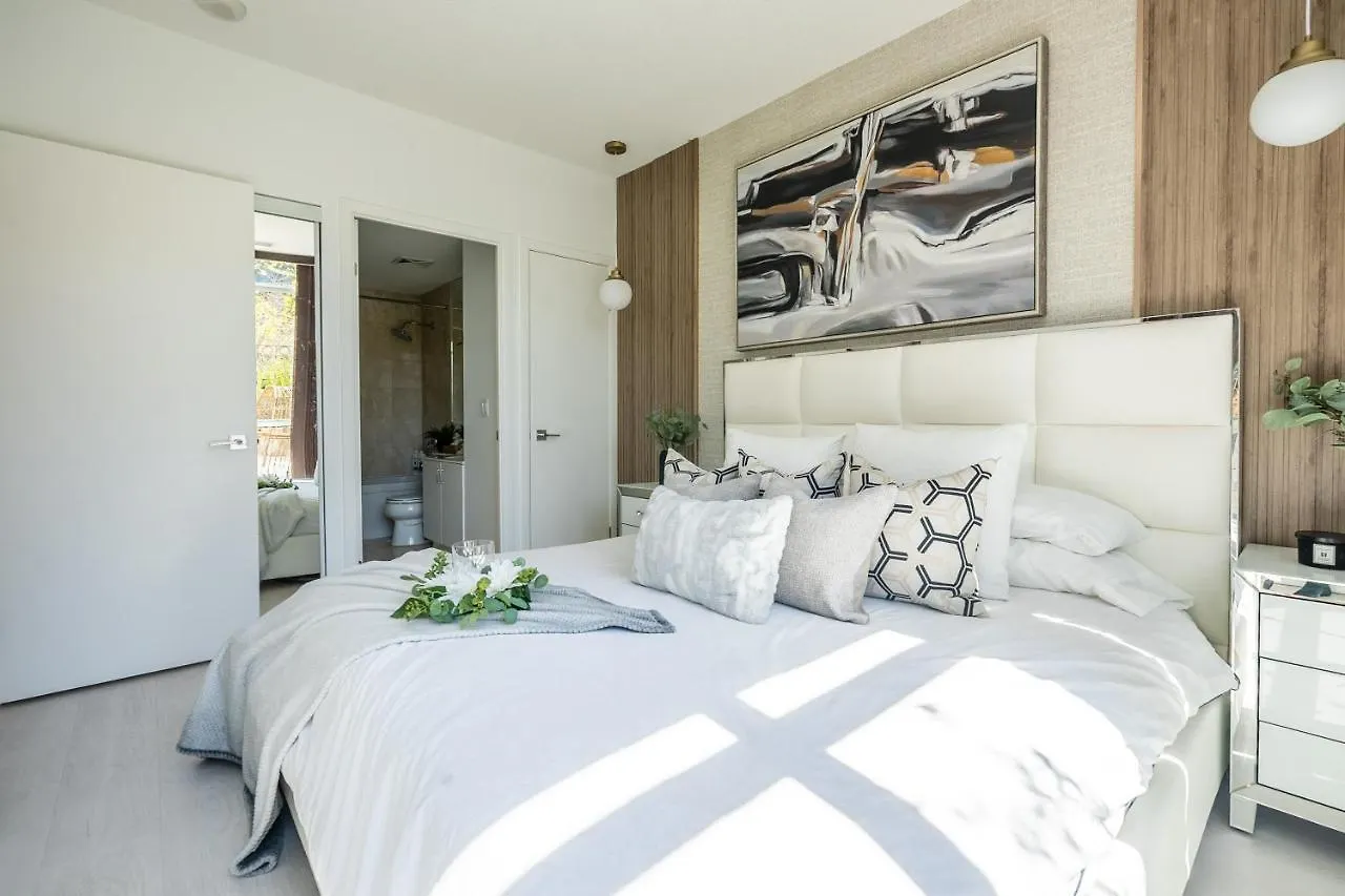 Luxury Suite With Private Patio In Downtown Toronto Canada