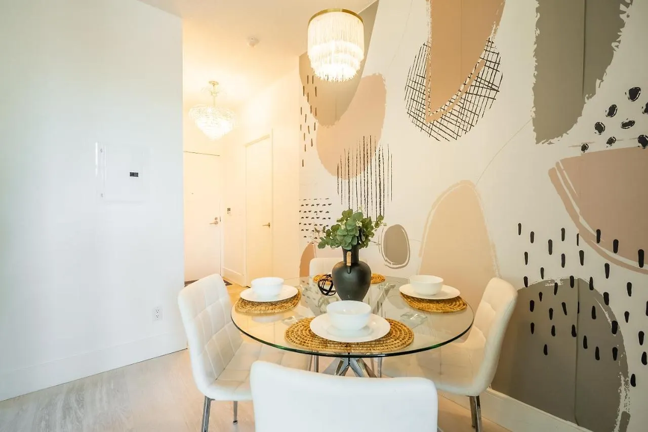 Luxury Suite With Private Patio In Downtown Toronto Apartment
